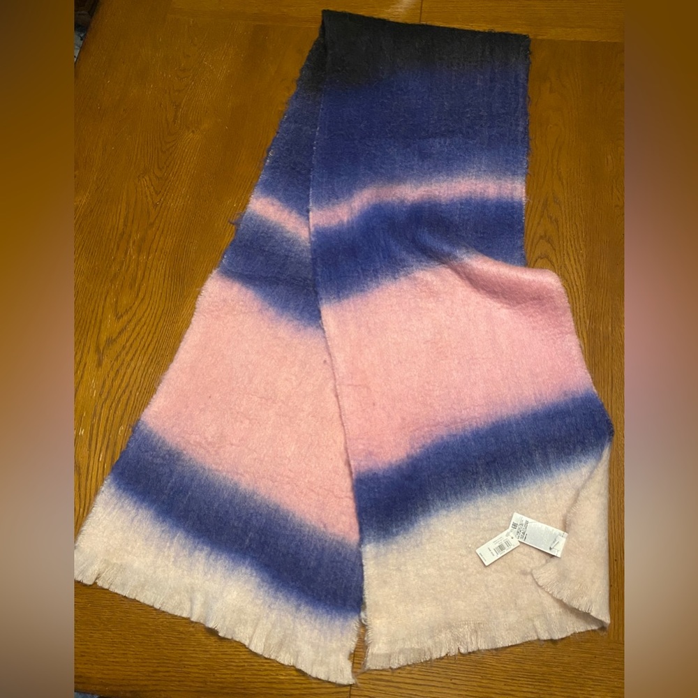NWT Gap Scarf. Giftable!